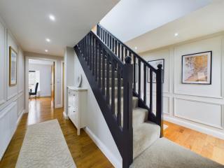 Queen Elizabeth Penthouse Sleeps 6-8 - 5