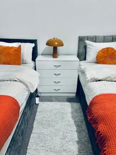 1 BR Ground Floor Apt-Garden Access in Strood F2 - 5