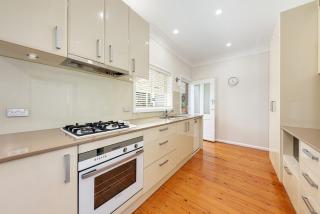 Luxury 3 bedroom 2 bathroom full home with easy access near Cronulla - 3