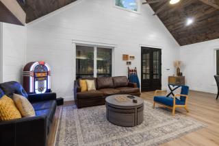 Deluxe Cabin - Sauna - Hot Tub - Juke Box - BBQ - 5