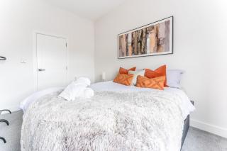 Modern and Comfy Church Rd Flat 1 with Parking - 8