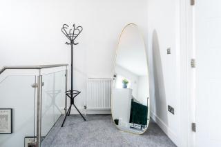 Modern and Comfy Church Rd Flat 1 with Parking - 3