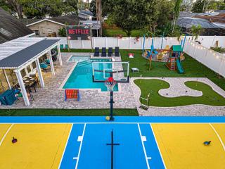 Private Oasis Pool Putting Green & Court - 2