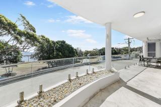 Premium Beachfront Stay, Space & Style APT - 4