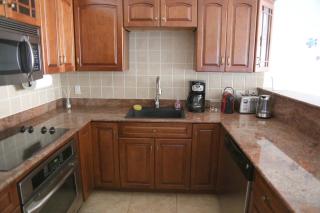 Tranquil Oceanside: Pools & Direct Beach Access - 2