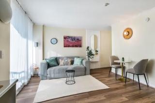 Footy Fan Base Roma St Walk to Stadium Sleeps 4 - 1