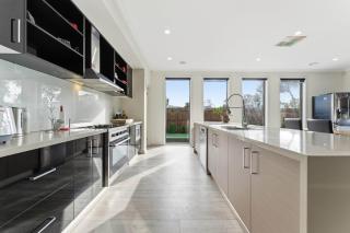 Modern Family Retreat in Prime Williams Landing - 7