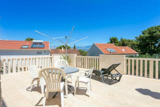 Apartments with parking space Supetar, Brac - 5670 - 1