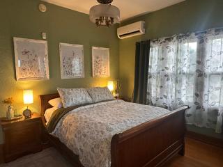 Private Gated Garden Suite in Historic Home, walk to UNM Football and Basketball, UNM and Pres Hospitals - 0