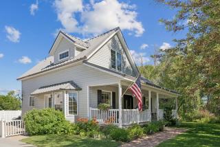 Creekside cutie 3br 2.5ba near skiing sleeps 8 - 0