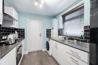 Spacious 3BR Home - Pool Table - Games - Sleeps 9 - 7