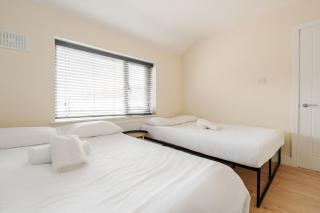 Spacious 3BR Home - Pool Table - Games - Sleeps 9 - 1