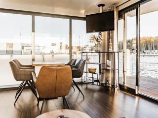 Modern houseboat for 4 guests - 2