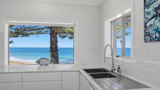 Beachfront Breeze - Family Getaway By Holidayco - 2