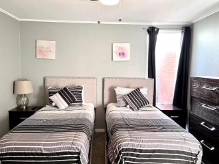 Modern 2BD Pool Six Flags Grand Prairie GP08B - 2