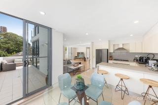 Crows Nest - Executive Penthouse - 3 Bedroom- 5km to City - 3