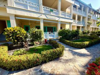 La Dolce Vita Beachfront Apt 2 - 6