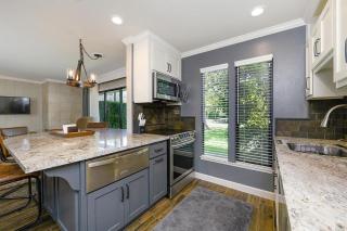 Elegant Napa Retreat Luxe Beds & Prime Location - 6