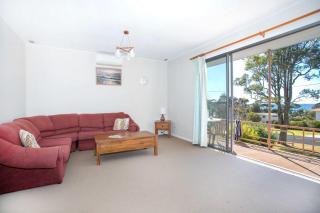 So Close to the Beach - 450m to Mollymook surf - 8