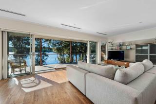 Lakeside - relaxed 3 BR waterfront retreat - 0