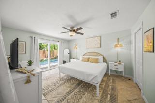 On Turtle Time - Beautifully Updated wHeated Pool Covered Porches Beach Gear Walk to Beach - 5