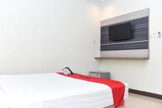 Reddoorz Plus near Makassar Town Square - 1