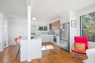 Retro Beach House - roomy 4BR retreat near ocean - 3