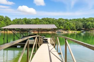 The Holiday House w Dock - 8