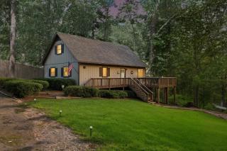 The Holiday House w Dock - 0