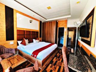 Decent Stays BNB in city Centre - 3 BHK apartments - PRIVATE PARKING - BALCONY VIEW - 4