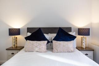 Stylish 2-Bed Penthouse Sleeps 6 Central Location - 5