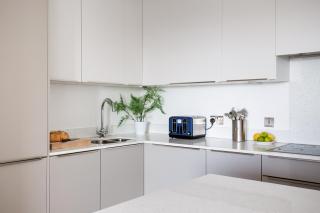 Stylish 2-Bed Penthouse Sleeps 6 Central Location - 7