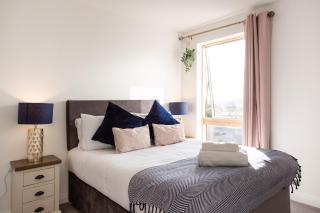 Stylish 2-Bed Penthouse Sleeps 6 Central Location - 2