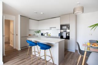 Stylish 2-Bed Penthouse Sleeps 6 Central Location - 2