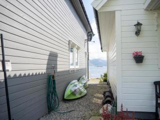 Seahouse with shoreline in Kalvåg - 3