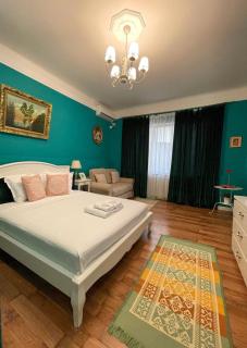 Chic Central Apartment - 0