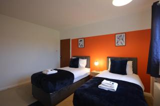 Stonehouse Lane by N And N Stays, Perfect for Contractors and corporate stays, Free Pvt Parking and fast Wifi - 7