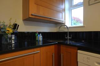 Stonehouse Lane by N And N Stays, Perfect for Contractors and corporate stays, Free Pvt Parking and fast Wifi - 6