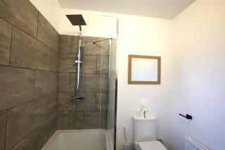 Stonehouse Lane by N And N Stays, Perfect for Contractors and corporate stays, Free Pvt Parking and fast Wifi - 1