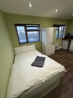 Cosy en-suite 15 min from Heathrow airport - 2