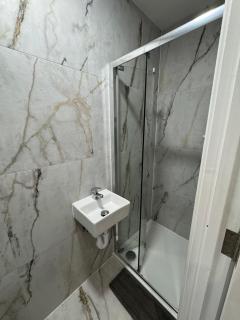 Cosy en-suite 15 min from Heathrow airport - 1