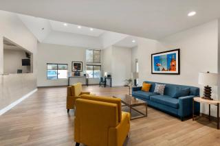 Comfort Inn & Suites - 4