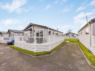 Gorgeous Home in Lakeside Park Pass The Keys - Chichester - 6