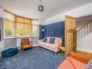 Charming Family Home with Parking Pass The Keys - 4