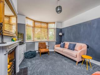 Charming Family Home with Parking Pass The Keys - 3