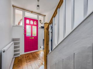 Charming Family Home with Parking Pass The Keys - 2