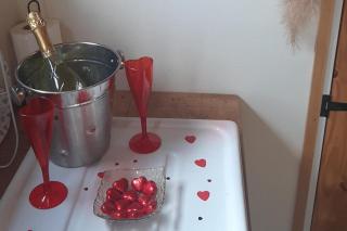 Min yr Afon - Cabin - Sleeps 2 - Hot Tub - Parking - 3