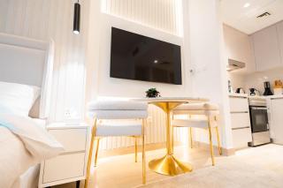 Chic Studio Walk to F1 Circuit & Attractions - 8