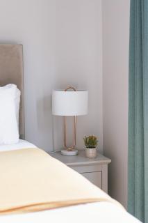 Luxurious 2 Bedroom City Centre Apartment Walking Distance to Everything Sleeps 6 - 4