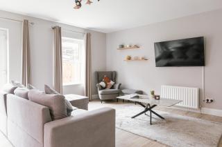Luxurious 2 Bedroom City Centre Apartment Walking Distance to Everything Sleeps 6 - 3